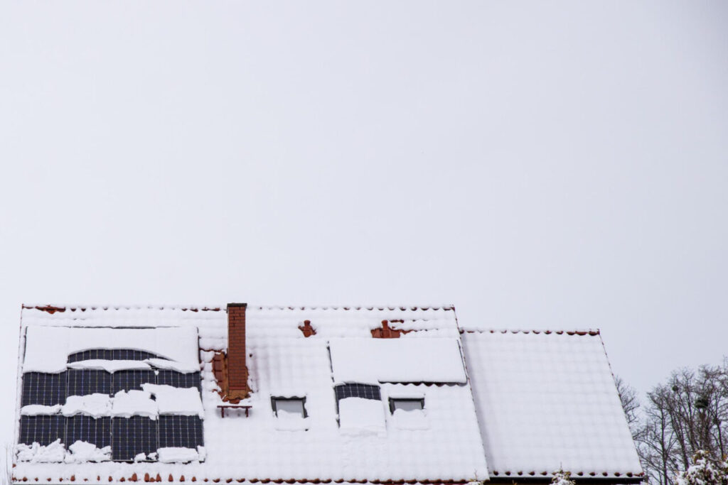 toiture de maison craque sous le poids de la neige