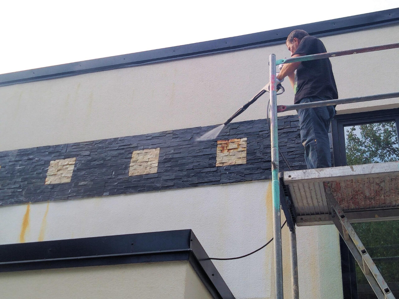 Lire la suite à propos de l’article Protéger votre maison des infiltrations : comprendre l’importance cruciale de l’entretien des gouttières